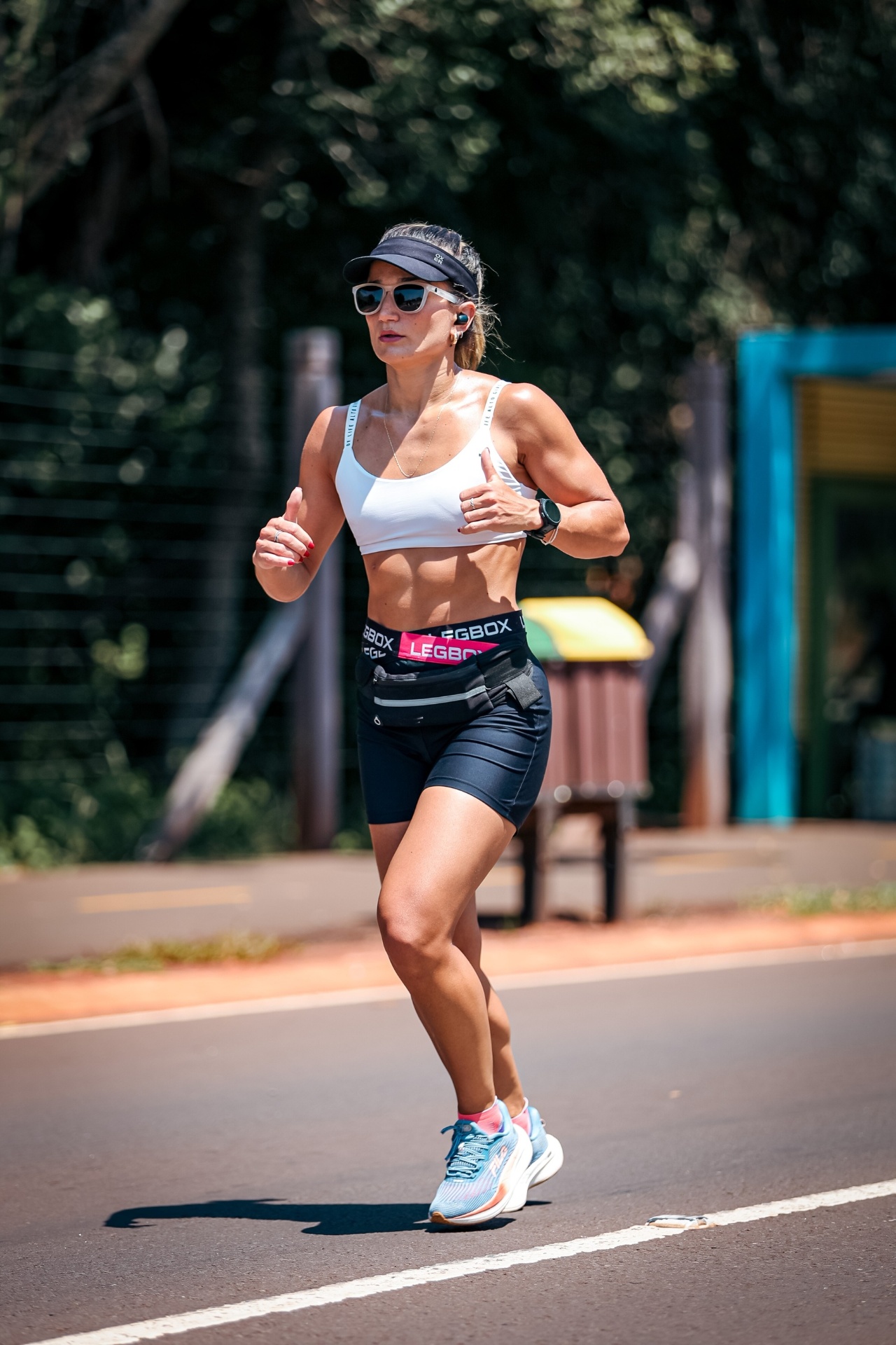 Mulher confiante em roupa fitness elegante